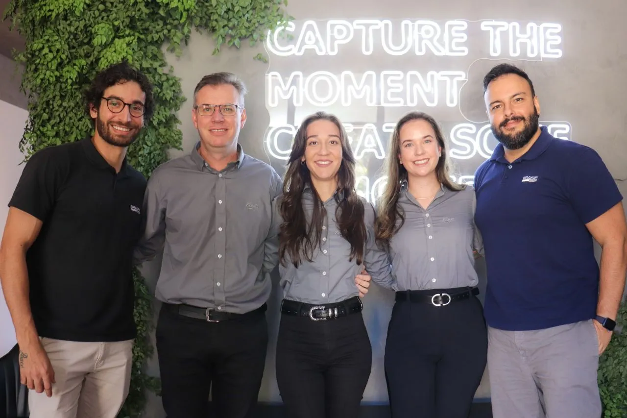 Claudio com a equipe da CASE