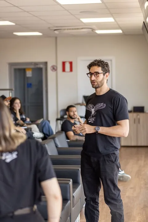 Claudio conduzindo um encontro com a equipe