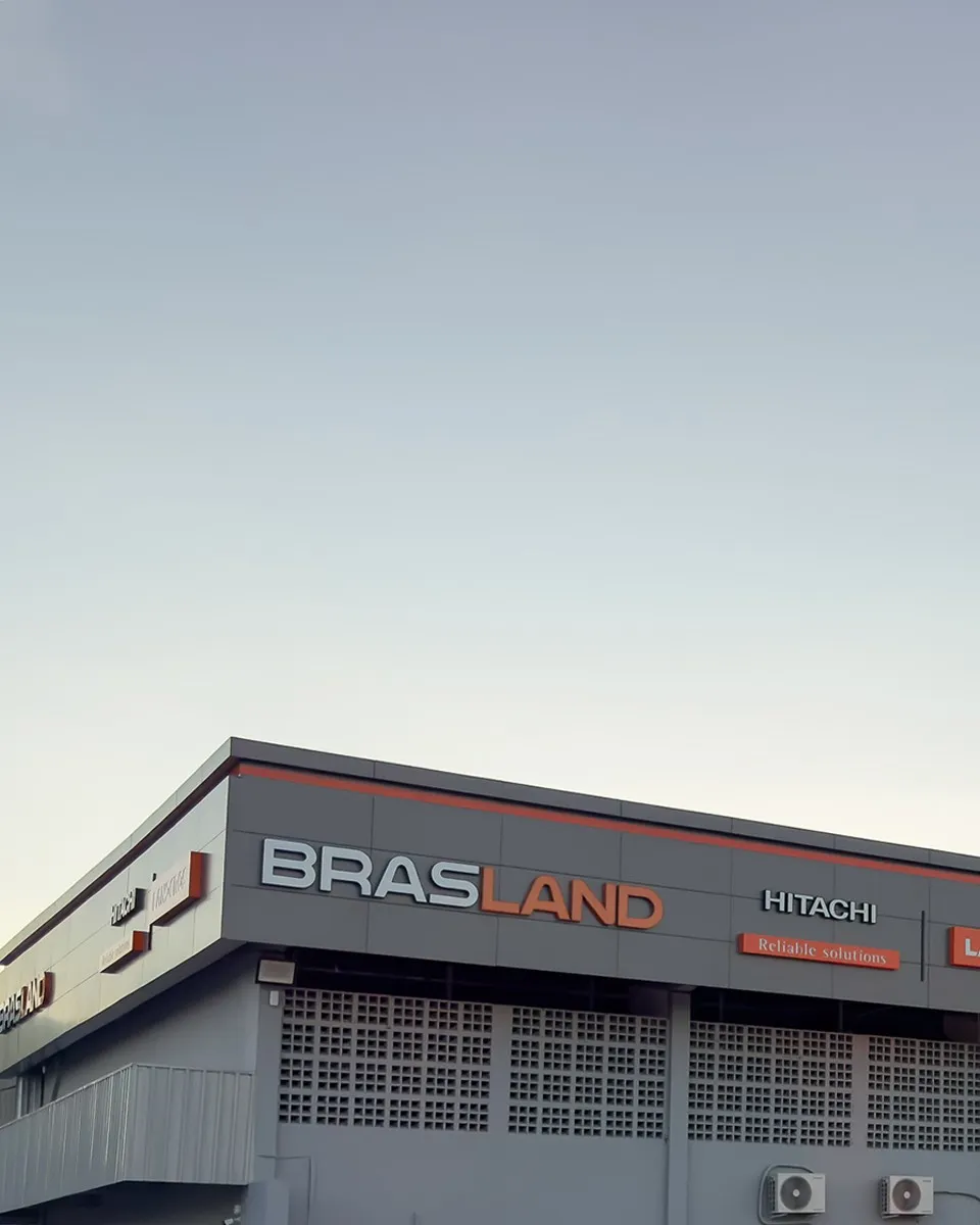 Fachada da Brasland com Hitachi e LANDCROS