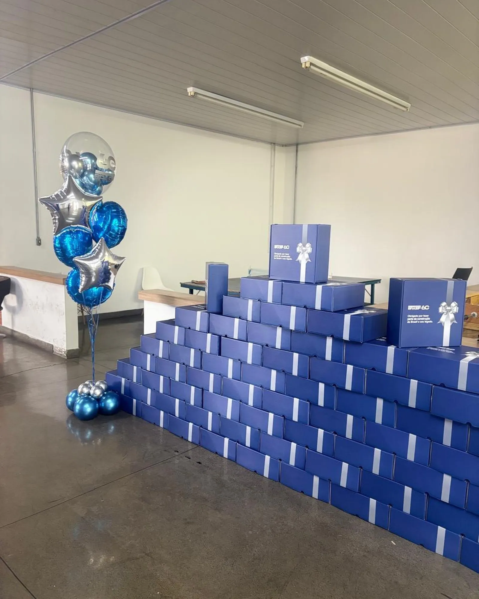 Caixas do kit dos colaboradores prontas para a entrega