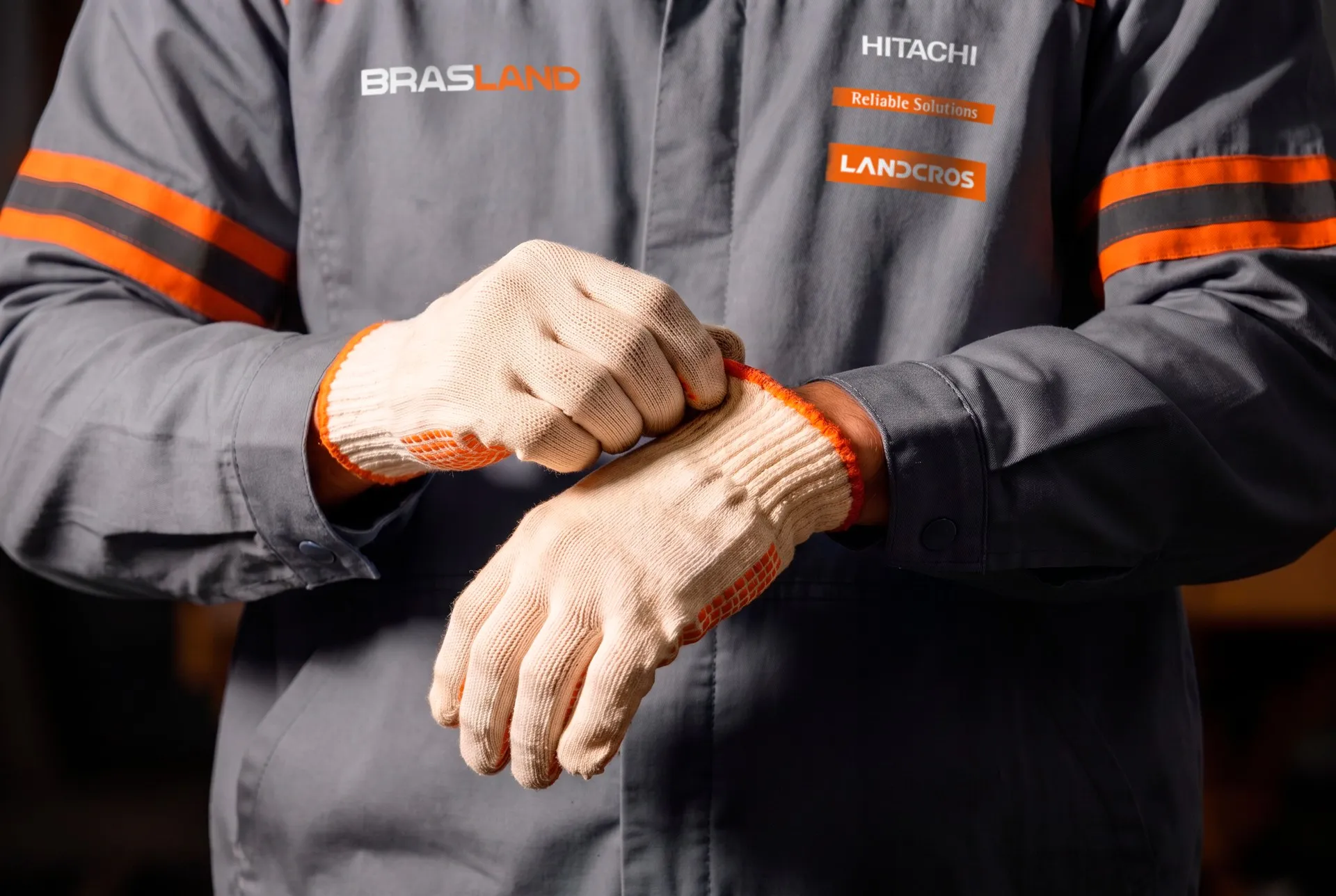 Técnico com uniforme Brasland calçando luvas